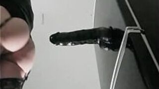 Сисси, анальная тренировка раком с огромным дилдо - порно видео