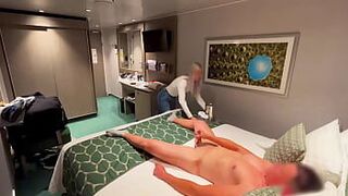 Я звоню девушке на стойке регистрации отеля, чтобы она принесла мне безалкогольный напиток в номер, и она помогает мне кончить, дроча - порно видео