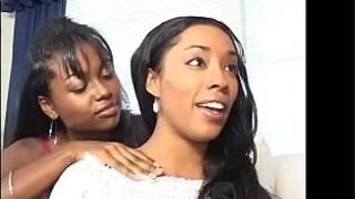 Светлокожая черная лисица Донна Ред с большими дынями и молодая чернокожая ковровщица Жизель Райан в сексуальном красном наряде трахаются с разными секс-игрушками - порно видео