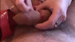 Дрочка обувью с красными туфлями и камшотом - порно видео