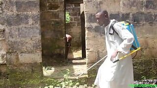 Мой деревенский фермер увидел, как я писаю, Трахнул меня, пока я не закричал о помощи - порно видео