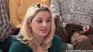 Сексуальная блондинка-лесбиянка получает свою киску - порно видео