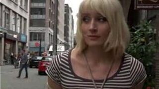 Связанную блондинку трахнули в группе на улице ночью - порно видео