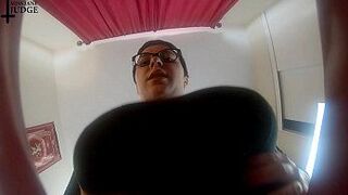 Крошечного мужчину раздавили сиськами великанши - порно видео