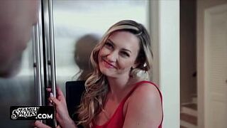 Подросток не может устоять и трахнуть своего отчима во время просмотра фильма - порно видео