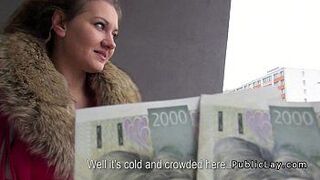 Наклоненная брюнетка трахается в любительском видео на улице в видео от первого лица - порно видео