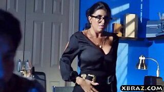 Милфа учительница показывает порно фильм в классе и трахает ученицу - порно видео