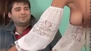 Обнаженная официантка обслуживает обнаженную в хотале - порно видео