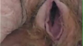 Бабушка без трусов под платьем - порно видео