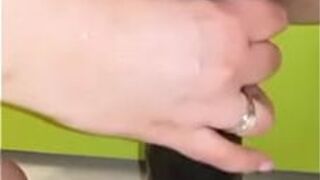 Огромный черный дилдо - порно видео