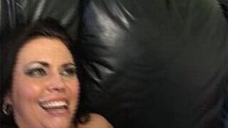 Чувак с большим хуем трахнул в жопу толстушка со страпоном - порно видео