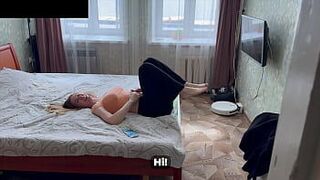 Девушка моего отчима либо полная идиотка, либо она хотела, чтобы я ее трахнул!! - порно видео