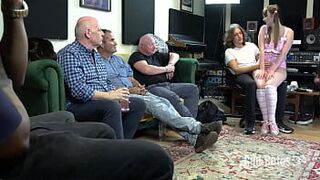 Межрасовый гэнгбэнг с разницей в возрасте и множеством кремовых пирожков - превью - порно видео