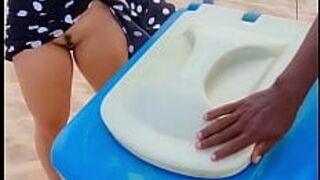 Пара пошла на пляж собираться с продавцом эскимо Жоао Песоа Луана Казаки. - порно видео