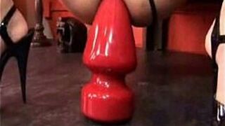 Келли Уэллс наполняет очко огромными дилдо и анальными пробками - порно видео