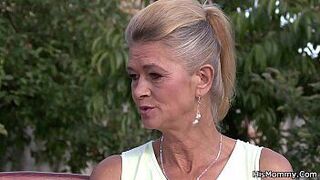 Бабушка и подруга ее сына шпилят перед игрой в теннис - порно видео