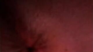 Он подмигнул в камеру - порно видео