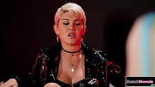 Транс-ведьма Элла Голливуд без презерватива ебется с трансвеститом Алисией Рэй в тройничке - порно видео