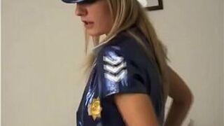 Вы арестованы полицейской из ПВХ Чесни. - порно видео