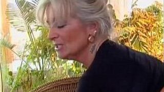 Зрелая бабушка жаждет молодого члена - горячий член бабушки - порно видео