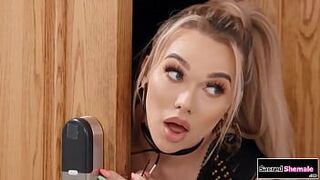 Возбужденный босс трахает без презерватива трансексуал Эмму Роуз - порно видео