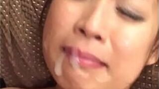 Красотка Монами Сакура мастурбирует в одиночестве, прежде чем жестко трахнуть ее. - порно видео