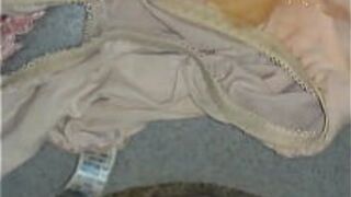 дрочить трусиками моей жены - порно видео