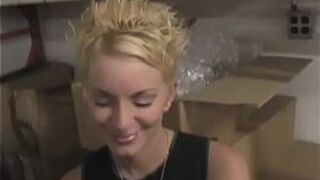 Великолепная тинка получает правильный член, чтобы шпилить ее сочную щель - порно видео