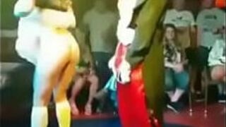 Микки Маус, черный белый, обожает гей-красавчика трахнуть меня в клубе Оденбург, Бельгия - порно видео