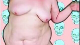 Пухлая нимфа трясет своей толстой задницей и становится вспотевшей - порно видео