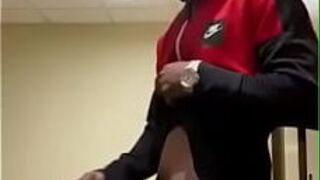 Разводная гайка в общественном здании - порно видео