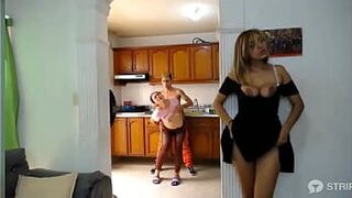 Двойное развлечение милфы и подруги - порно видео