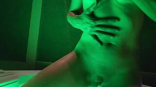 Жена раздевается и соблазняет в общественной гидромассажной ванне - порно видео