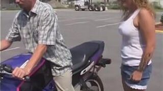 Горячий пирог оставляет похотливого мужика, чтобы он часами трахал ее в жопу - порно видео