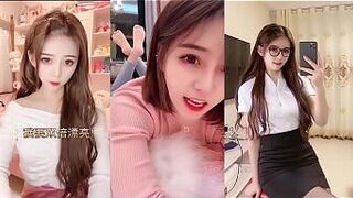 Очень симпатичная азиатская студентка любит чувакам ее сочную киску перед вебкамерой - порно видео