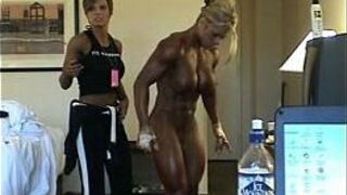 Комната быть !! Обнаженная готовит шоу - порно видео