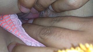 Проверяю ее влагалище - порно видео