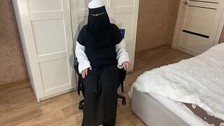 Арабка танцует и мастурбирует тугую киску до оргазма - порно видео