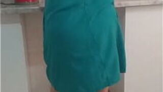 Эротические состояния моей мачехи во время уборки - порно видео