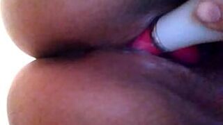 Милфа кончает на игрушку - порно видео