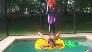 Бассейн нужно было очистить - порно видео