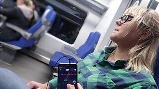 ДИСТАНЦИОННОЕ УПРАВЛЕНИЕ МОЕМ ОРГАЗМОМ В ПОЕЗДЕ - порно видео