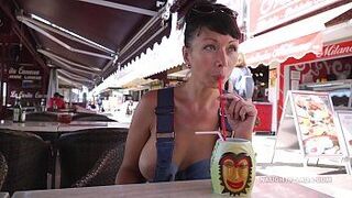 Этот джинсовый наряд едва прикрывал мою грудь, позволяя прохожим видеть мои соски. - порно видео