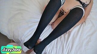 Кончаю на ступни и носки сводной сестры - порно видео