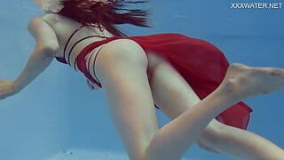 Марфа, симпатичная русская порнозвезда, которая раздевается в бассейне - порно видео