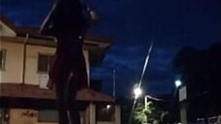 Сисси-фембой в сексуальном нижнем белье на улице - порно видео