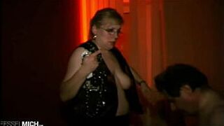 Возбужденная госпожа с большими обвисшими сиськами стоит на нем, когда она надевает поводок на раба, водит его, а потом, конечно, тоже смеется и оскорбляет, свинья становится очень возбужденной и может вымя толстой старухи - порно видео