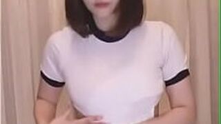 Я примерила красивую спортивную форму эчи-чи с отличными нижними сиськами! - порно видео