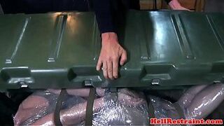 Обернутую фольгой нижнюю трахнули и электро наказали - порно видео