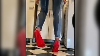 В отчаянии намочила свои джинсы и сексуальные красные туфли на высоких каблуках и поиграла с ними. - порно видео